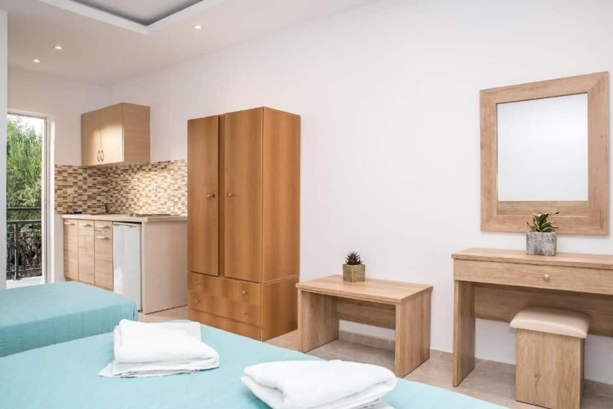 Standard-studiolejlighed - balkon - udsigt til have | Pengeskab på værelset, lydisolering, gratis Wi-Fi