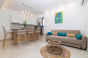 ห้องดีลักซ์สวีท, ระเบียง, วิวทะเล | บริเวณนั่งเล่น