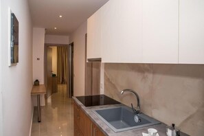 อพาร์ทเมนท์, ระเบียง, วิวสวน | ครัวส่วนตัว