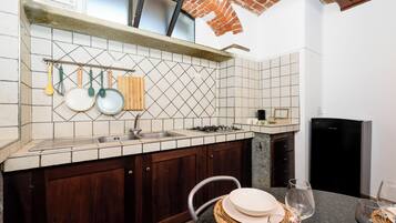 Réfrigérateur, plaque de cuisson, cafetiÚre/bouilloire