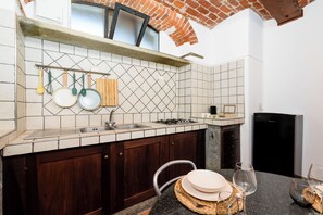 Réfrigérateur, plaque de cuisson, cafetière/bouilloire