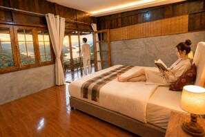 Suite Superior, vista collina | Minibar con snack e bevande gratuite, una scrivania, postazione laptop