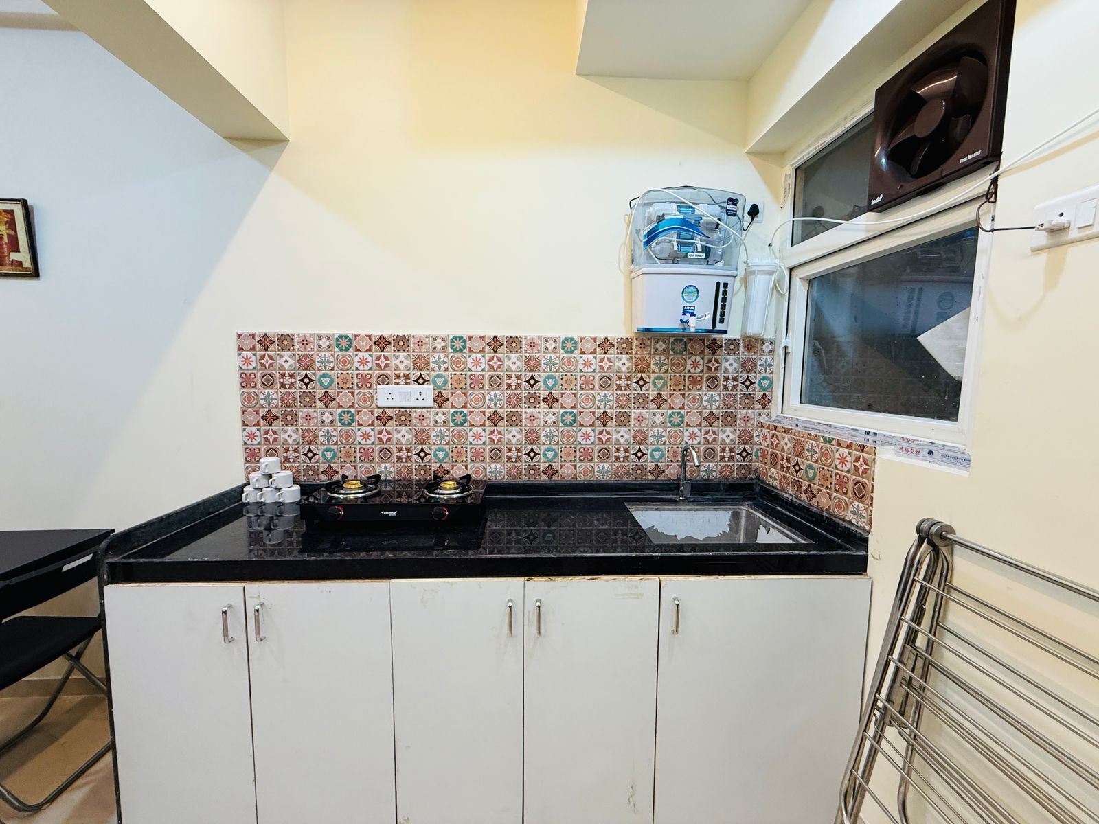 Kjøleskap, kokeplater, kjøkkenutstyr og spisebord