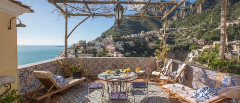 تناول الطعام بالخارج