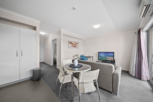 Bright 1-bed Apartment in Greenway