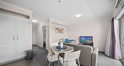 Bright 1-bed Apartment in Greenway