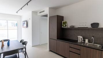 Deluxe Apartment, 2 Bedrooms, Kitchen | Private kitchen