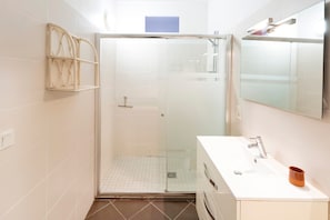 Een douche, een haardroger