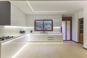 Luxury Apartment, 3 Bedrooms, Kitchenette, Sea View | Private kitchenette | Microwave, stovetop, electric kettle, cookware/dishes/utensils -  Atlas - Luxury 3-BR Sea View Apt & Jacuzzi in Fatqa (Fatqa)