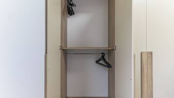 Luxury-Apartment, 3 Schlafzimmer, Kochnische, Meerblick | Bettwäsche aus ägyptischer Baumwolle, hochwertige Bettwaren