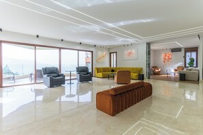 Luxury Apartment, 3 Bedrooms, Kitchenette, Sea View | Living room | 98-inch Smart TV with cable channels, fireplace, Netflix -  Atlas - Luxury 3-BR Sea View Apt & Jacuzzi in Fatqa (Fatqa)