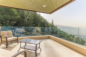 Luxury Apartment, 3 Bedrooms, Kitchenette, Sea View | Terrace/patio -  Atlas - Luxury 3-BR Sea View Apt & Jacuzzi in Fatqa (Fatqa)