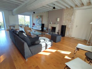 Smart TV, DVD player, table tennis, books