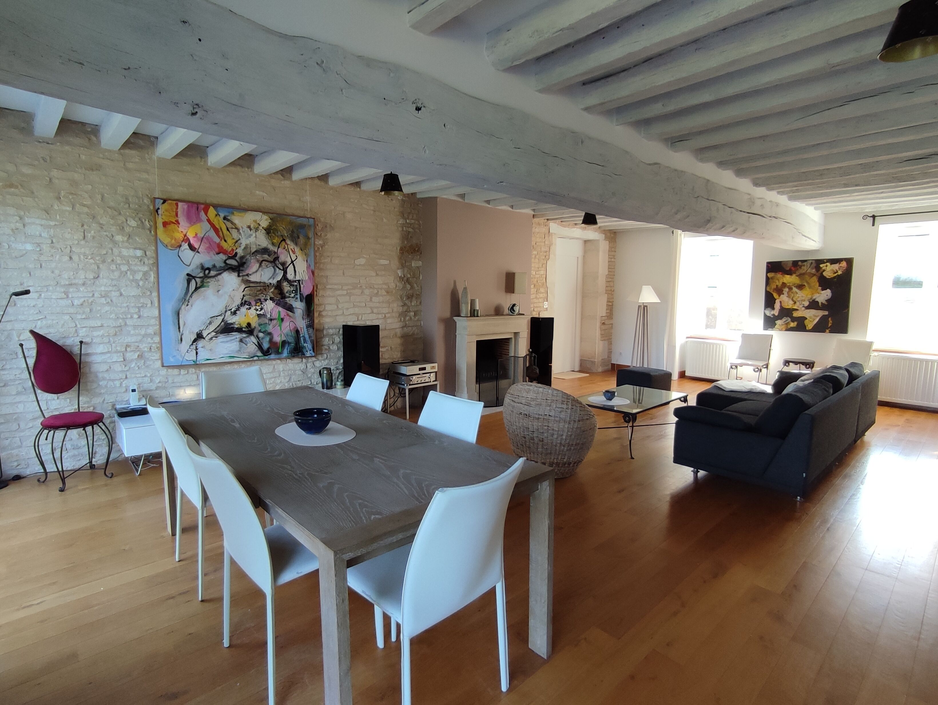 TV connectée, lecteur de DVD, table de tennis de table, livres