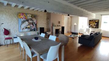 TV connectée, lecteur de DVD, table de tennis de table, livres