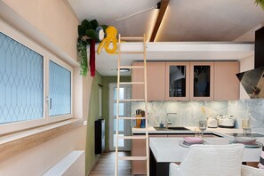 Fridge, oven, stovetop, coffee/tea maker - Tiny Home 'Haus am Kaiserstuhl' with Private Terrace, Wi-Fi and Air Conditioning (Ihringen)