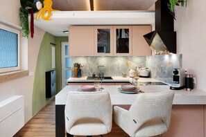 Fridge, oven, stovetop, coffee/tea maker - Tiny Home 'Haus am Kaiserstuhl' with Private Terrace, Wi-Fi and Air Conditioning (Ihringen)