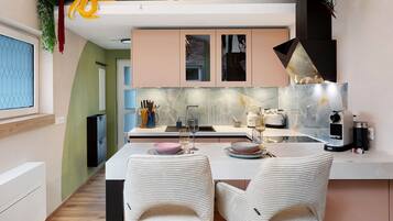 Fridge, oven, stovetop, coffee/tea maker