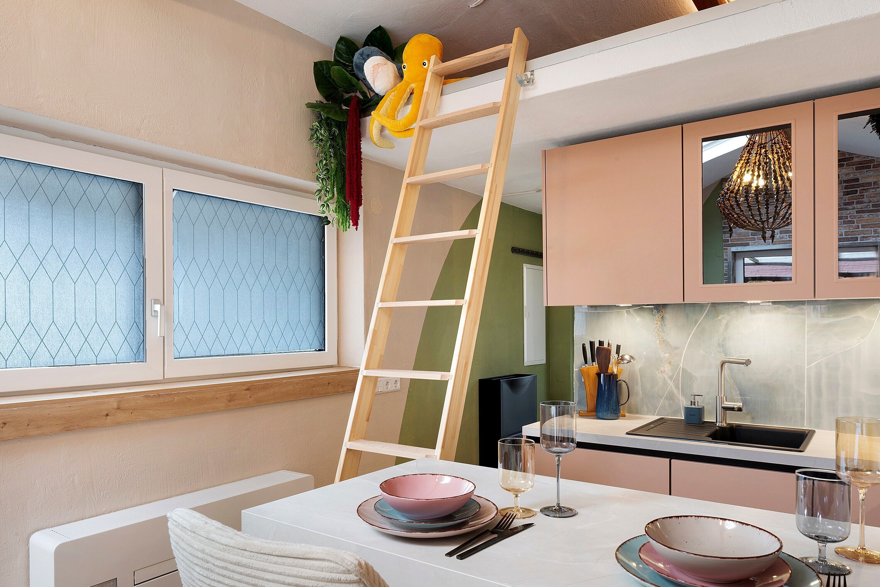 Kühlschrank, Ofen, Herdplatte, Wasserkocher mit Kaffee-/Teezubehör