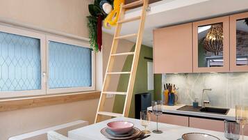 Kühlschrank, Ofen, Herdplatte, Wasserkocher mit Kaffee-/Teezubehör