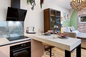 Kühlschrank, Ofen, Herdplatte, Wasserkocher mit Kaffee-/Teezubehör