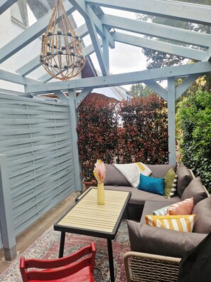 Outdoor dining - Tiny Home 'Haus am Kaiserstuhl' with Private Terrace, Wi-Fi and Air Conditioning (Ihringen)