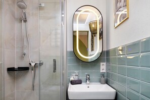 Shower, hair dryer, towels - Tiny Home 'Haus am Kaiserstuhl' with Private Terrace, Wi-Fi and Air Conditioning (Ihringen)