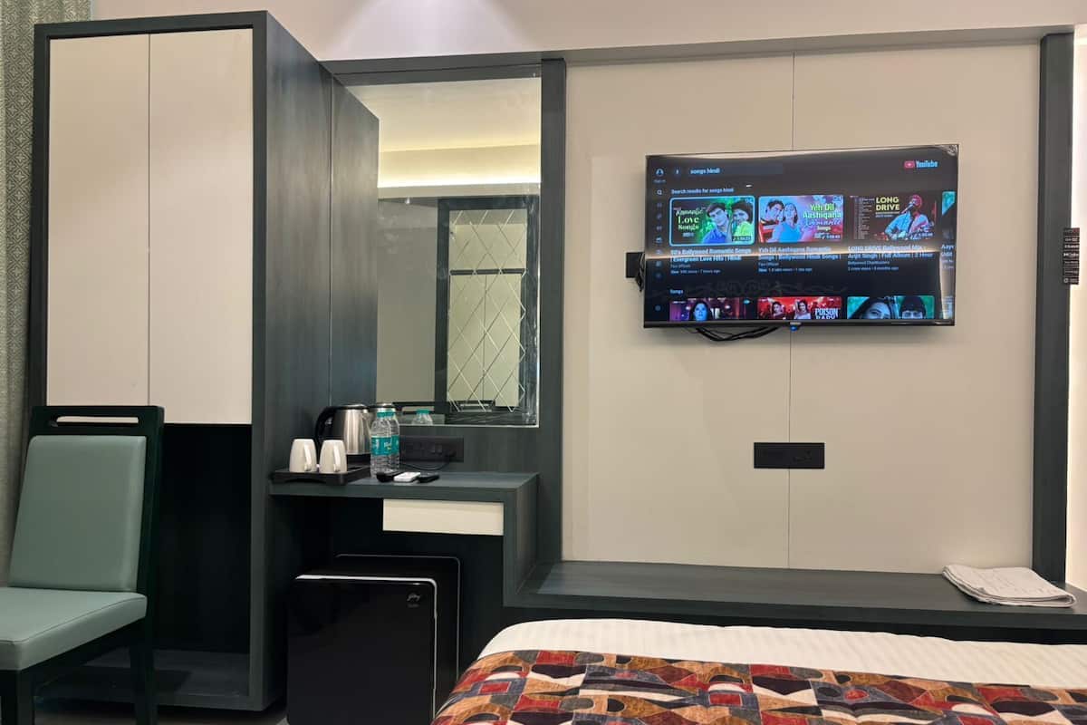 Desk, laptop workspace, iron/ironing board, free WiFi