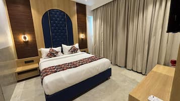 Luxury Suite | Desk, laptop workspace, iron/ironing board, free WiFi