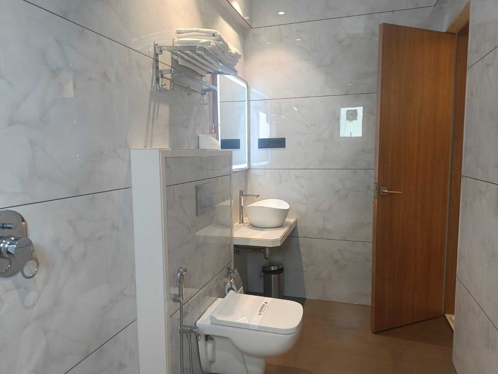 Un baño moderno con inodoro, bidé y lavabo.