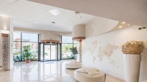 A spacious lobby with a world map mural, a reception desk, and seating areas. - HOTEL ACQUARIO (Marina di Vasto)