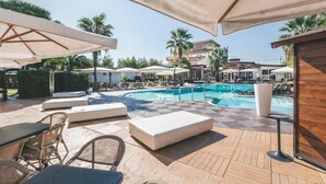 A poolside area with lounge chairs, umbrellas, and a pool. - HOTEL ACQUARIO (Marina di Vasto)
