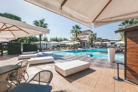 Piscina stagionale all'aperto. HOTEL ACQUARIO