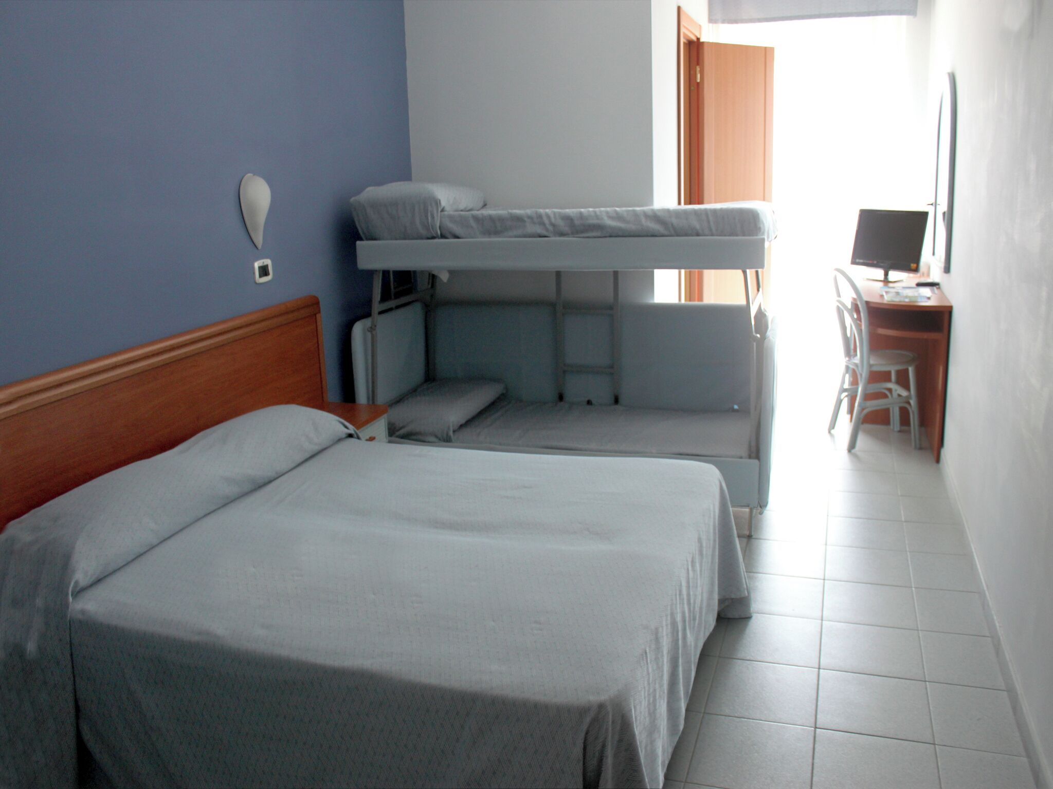 Standard-Vierbettzimmer, Balkon | Zimmersafe, kostenloses WLAN