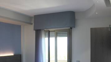 Comfort kamer, gedeeltelijk uitzicht op zee | Een kluis op de kamer, gratis wifi