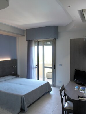Comfort Room, Partial Sea View | In-room safe, free WiFi - HOTEL ACQUARIO (Marina di Vasto)