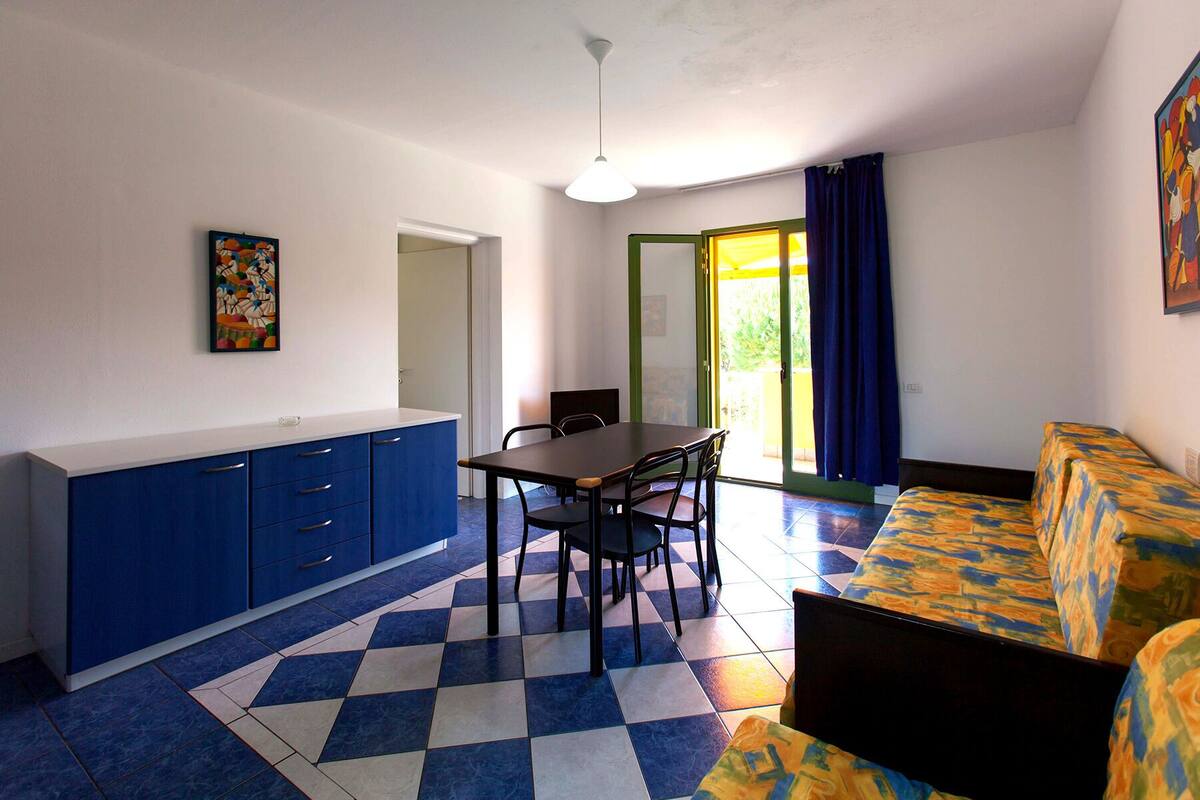 Studio Confort, patio | Coin séjour | Télévision LCD de 22 pouces avec chaînes par satellite