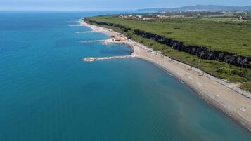 Spiaggia privata nelle vicinanze, sabbia scura, lettini da mare
