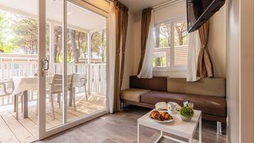 Casa mobile Comfort Maxi, Pet Friendly | Living area | 22-inch LCD TV with satellite channels