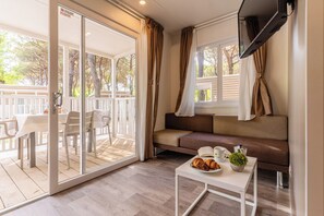 Casa mobile Comfort Maxi, Pet Friendly | Living area | 22-inch LCD TV with satellite channels - Club del Sole Le Gorette Cecina  (Cecina)
