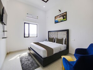 Escritorio, espacio para trabajar con laptop y wifi gratis 