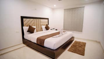 Un dormitorio moderno con una cama grande, cabecera y ventana con vistas.