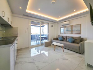 Living area - 12 - IFI Suite by SDR (Paralia)