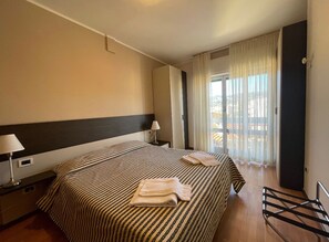 1 habitación, tabla de planchar con plancha, wifi y ropa de cama 