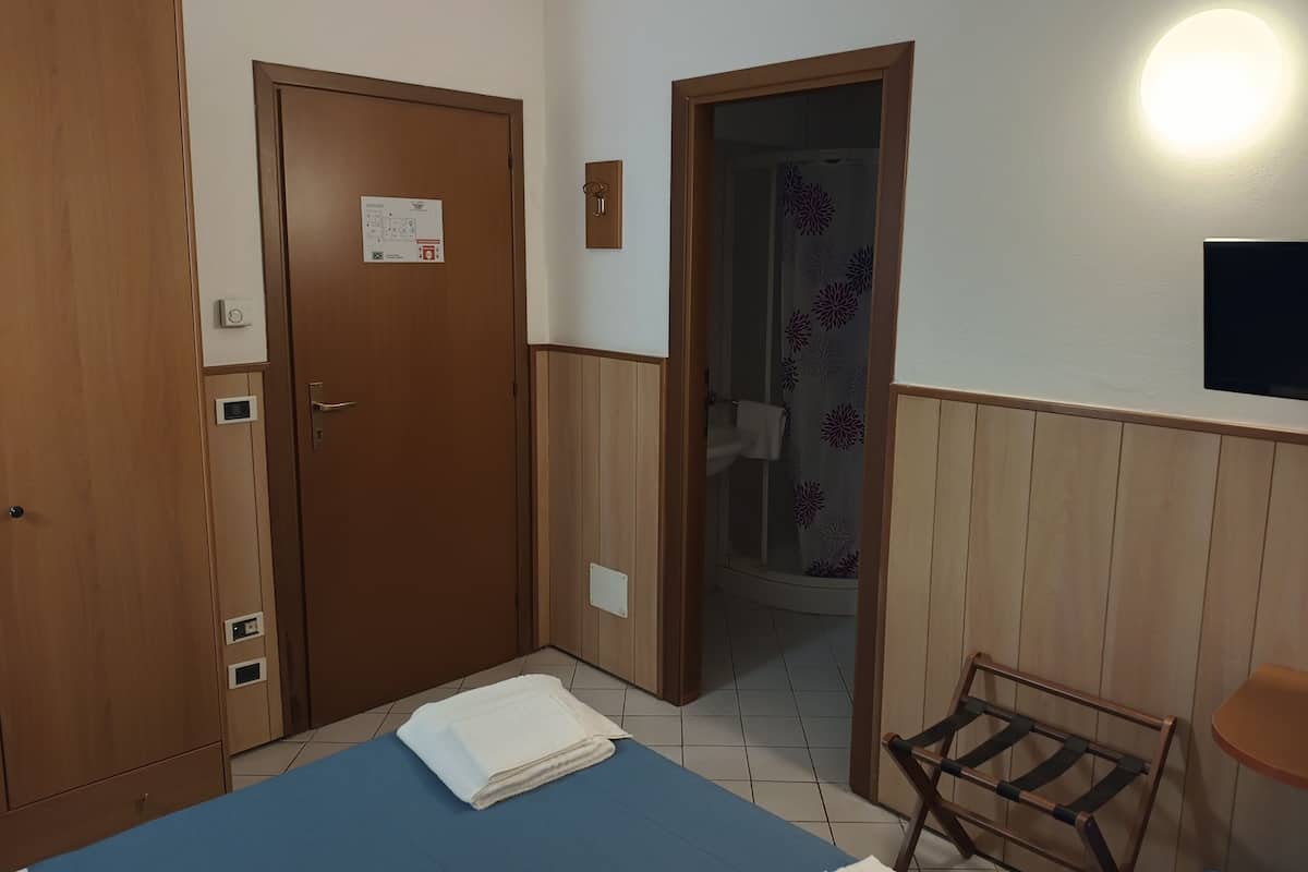 Yhden hengen economy-huone | Kannettavalle tietokoneelle sopiva työtila, ilmainen Wi-Fi