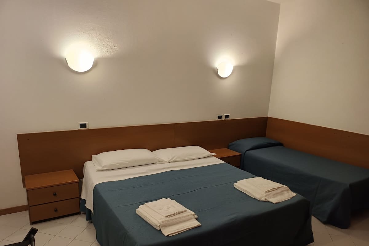 Kolmen hengen comfort-huone | Kannettavalle tietokoneelle sopiva työtila, ilmainen Wi-Fi