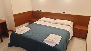 Classic-Doppel- oder -Zweibettzimmer | Laptopgeeigneter Arbeitsplatz, kostenloses WLAN