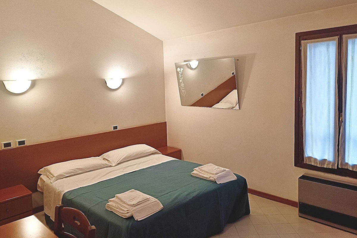 Kahden hengen classic-huone (yksi tai kaksi sänkyä) | Kannettavalle tietokoneelle sopiva työtila, ilmainen Wi-Fi