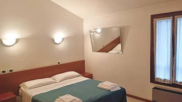 Kahden hengen classic-huone (yksi tai kaksi sänkyä) | Kannettavalle tietokoneelle sopiva työtila, ilmainen Wi-Fi