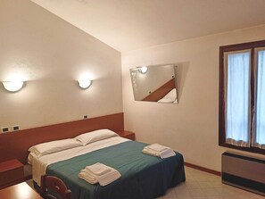 Kahden hengen classic-huone (yksi tai kaksi sänkyä) | Kannettavalle tietokoneelle sopiva työtila, ilmainen Wi-Fi